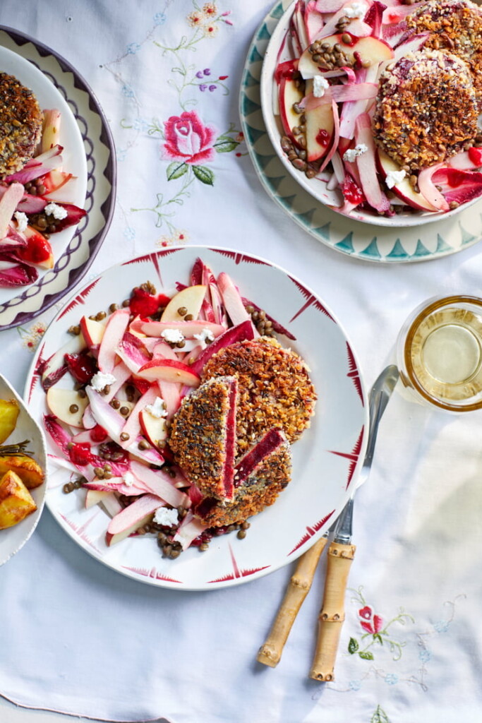 gepaneerde biet met roodlof-rabarbersalade