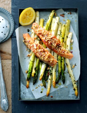 geroosterde asperges met zalm en noten