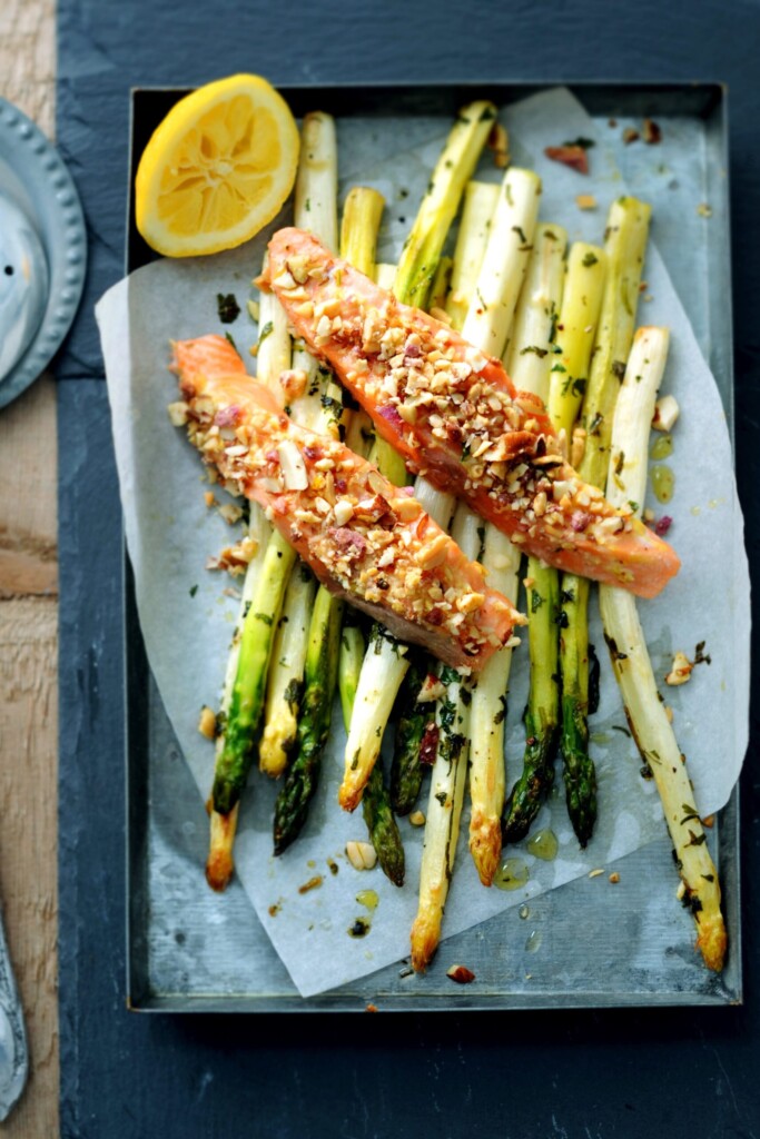 geroosterde asperges met zalm en noten