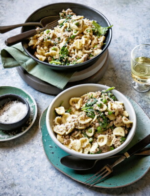 orecchiette met varkensragù, doperwten & spinazie