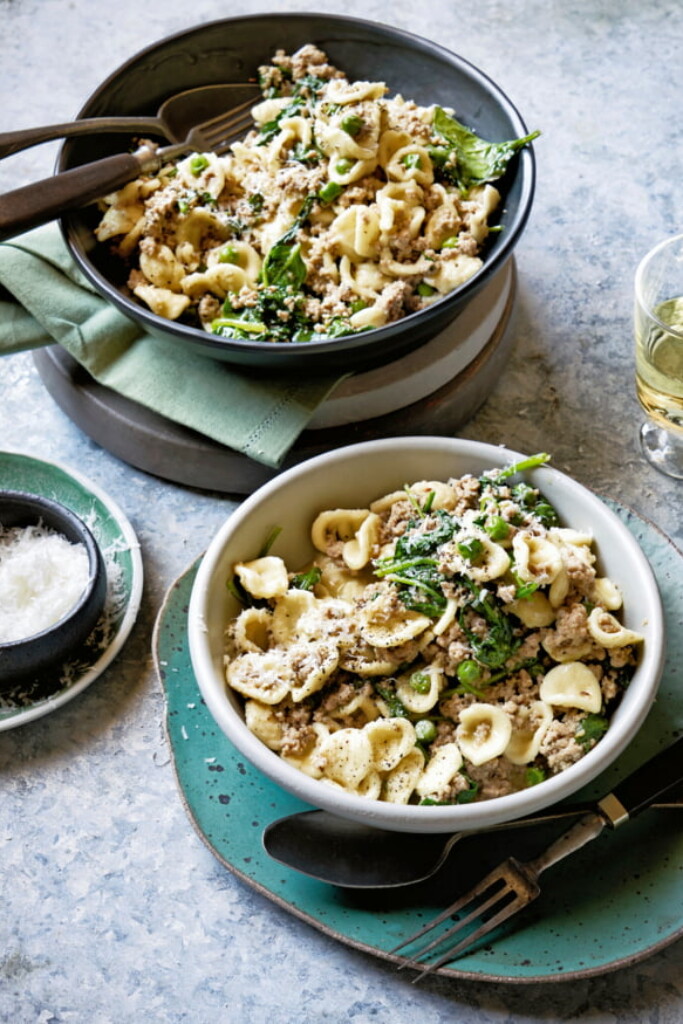 orecchiette met varkensragù, doperwten & spinazie