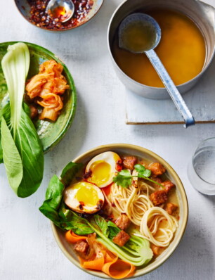 voorjaarsramen met een sambal-eitje