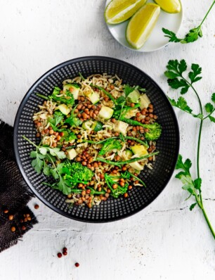 rijstsalade met linzen, groene groente, avocado, zeekraal en limoen