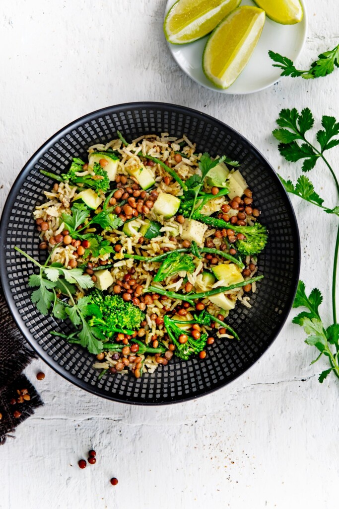 rijstsalade met linzen, groene groente, avocado, zeekraal en limoen