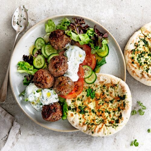 Lamsgehaktballetjes met komkommeryoghurt en kruiden-speltbroodjes