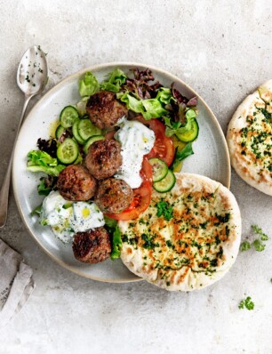 gehaktballetjes van lamsvlees met komkommeryoghurt