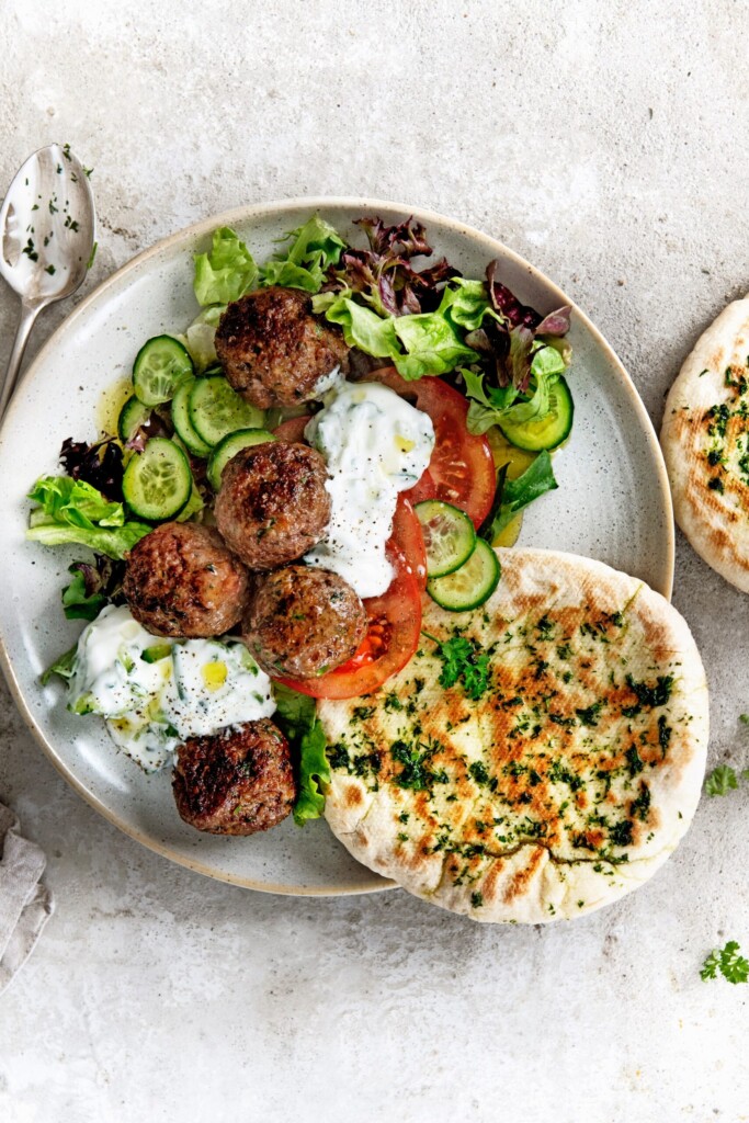 gehaktballetjes van lamsvlees met komkommeryoghurt