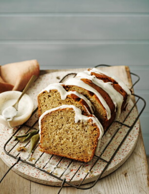 bananenbrood met macadamia en limoenglazuur