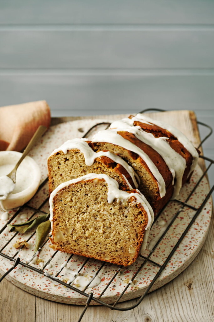 bananenbrood met macadamia en limoenglazuur