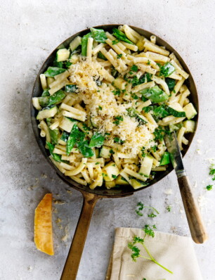 pasta met courgette en snijbonen in kaassaus