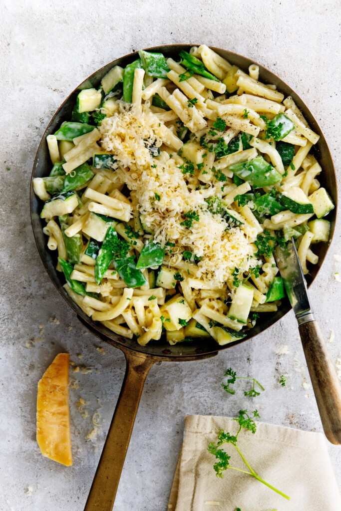 pasta met courgette en snijbonen in kaassaus