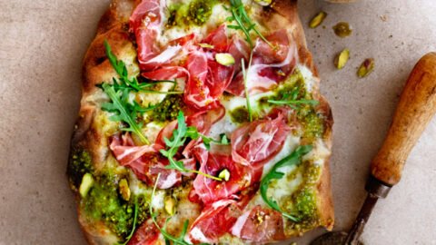 Pinsa met buffelmozzarella, coppa en pistachepesto_preview