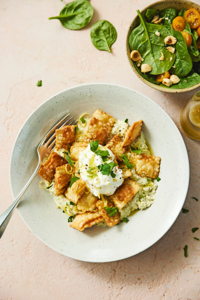 crispy ravioli met citroen-artisjokkensaus & stracciatella