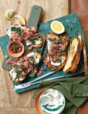 crostini met tonijn, raapstelen en geitenkaas