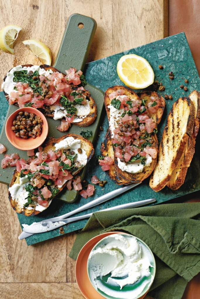 crostini met tonijn, raapstelen en geitenkaas