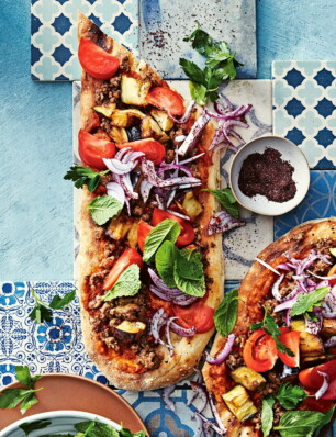 pide met lamsgehakt en gebakken aubergine