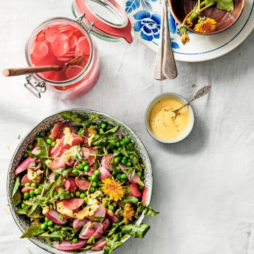 salade van doperwten, paardenbloemblad & radijs-crop