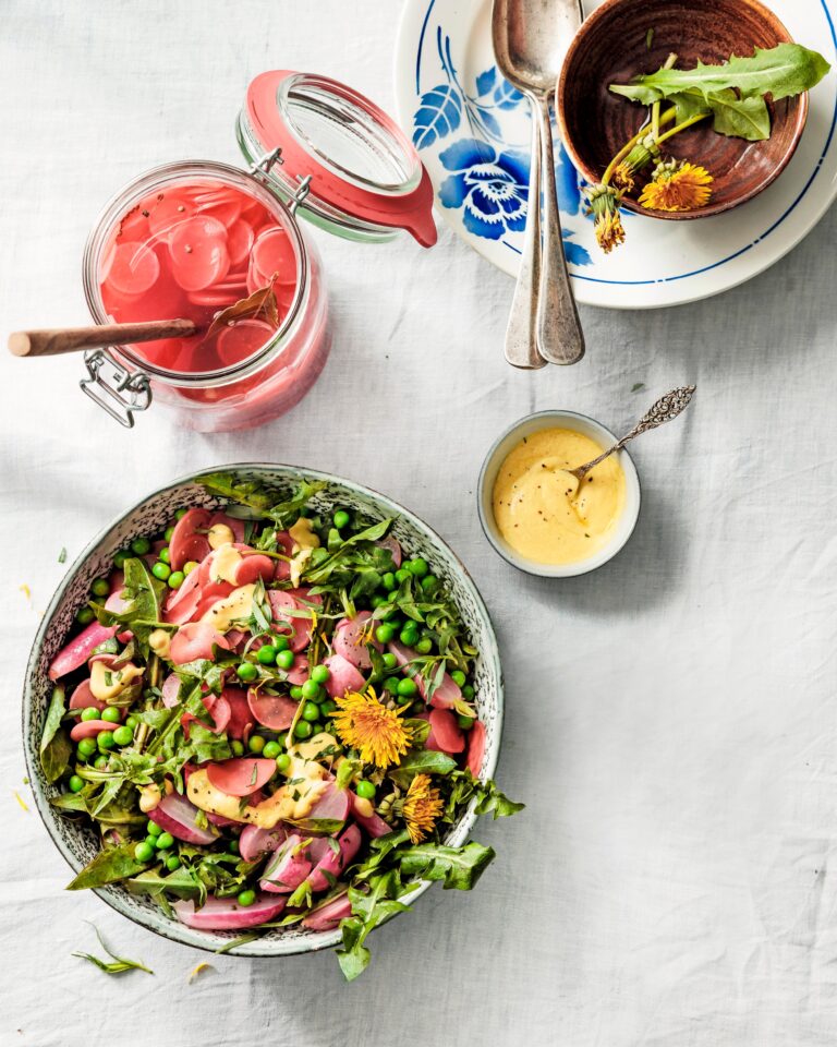 salade van doperwten, paardenbloemblad & radijs-crop