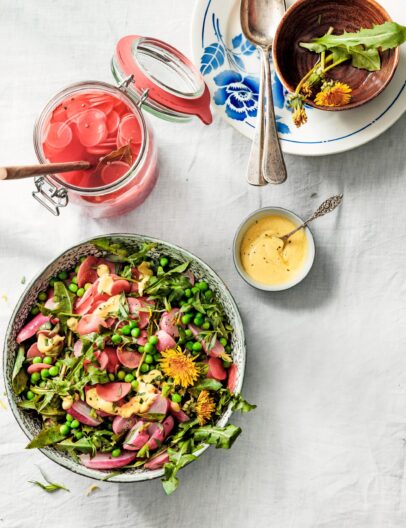 salade van doperwten, paardenbloemblad & radijs