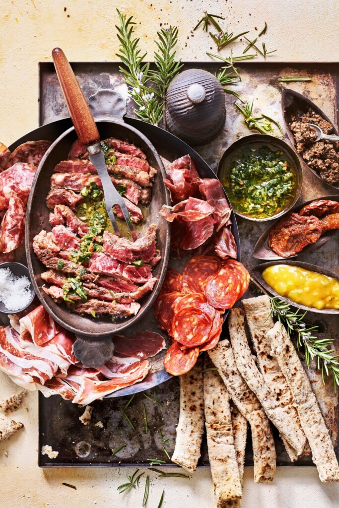 borrelplank met tagliata & dragon-chimichurri