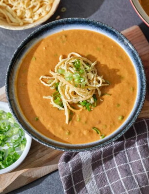 Vrijheidssoep van Nick Toet: tomatensoep met miso en bosui