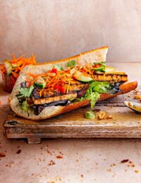 vegan bánh mì met tofoe & wortel-sesamsalade