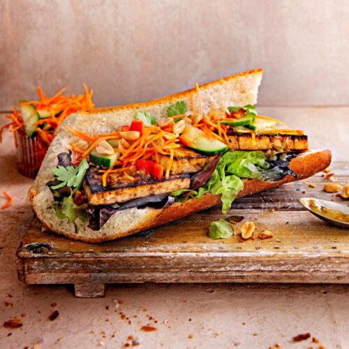 Banh mi met gemarineerde tofu-crop