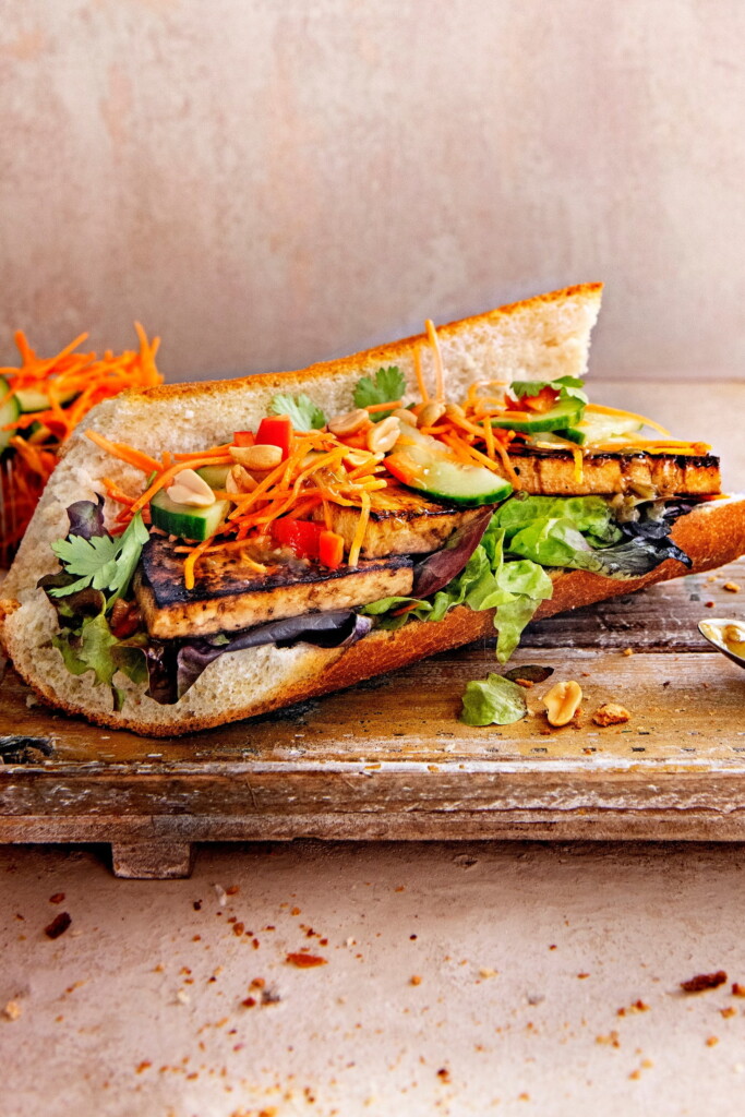 vegan bánh mì met tofoe & wortel-sesamsalade