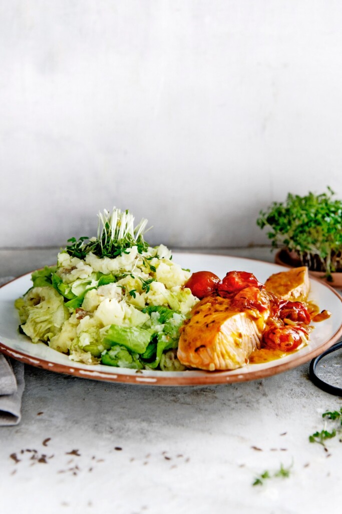 zalmfilet in tomatensaus met opperdoezer ronde