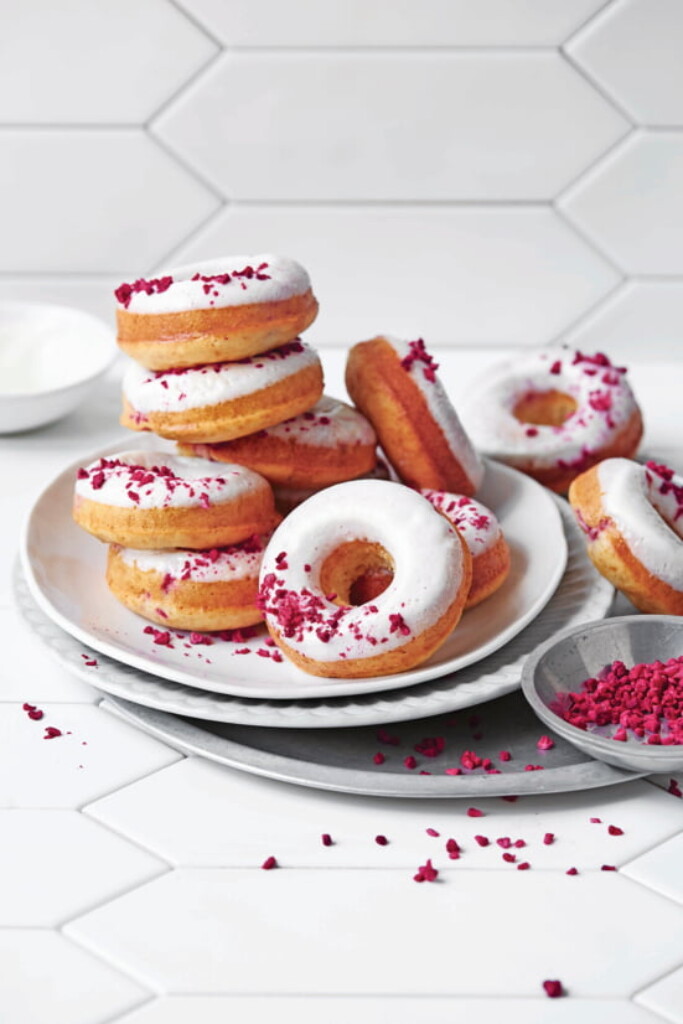 yoghurtdonuts met frambozenglazuur