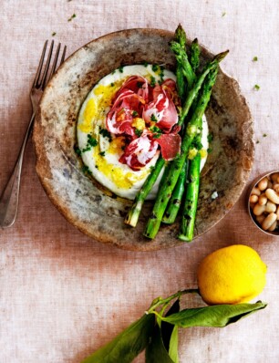 cannellinibonenpuree met groene asperges & coppa di parma