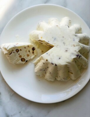 stap voor stap yoghurt-semifreddo met praliné