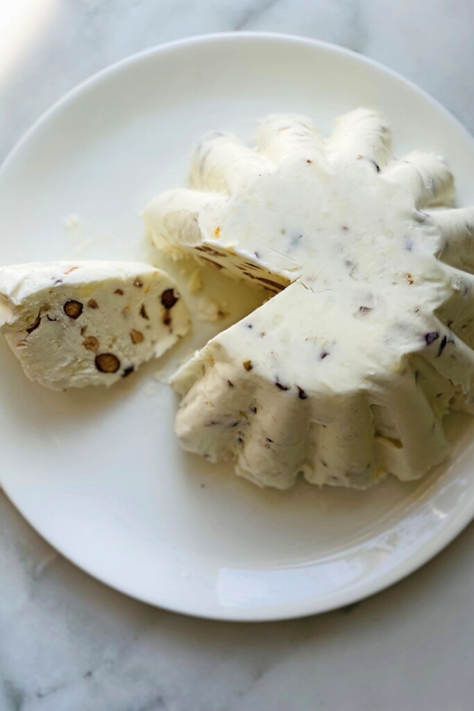 stap voor stap yoghurt-semifreddo met praliné