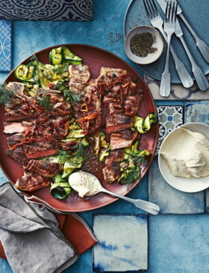 T-bonesteak met courgette en gekaramelliseerde ui