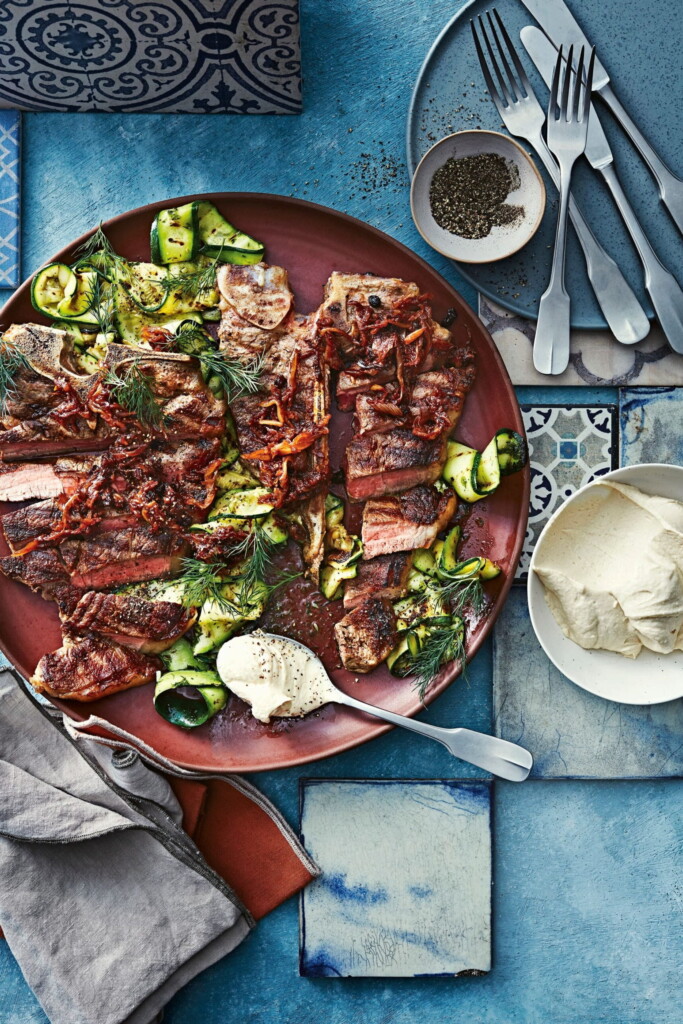 T-bonesteak met courgette en gekaramelliseerde ui