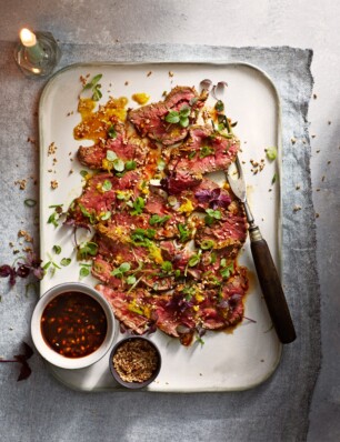 beef tataki met gember-tomaatmarinade, sesam en shiso