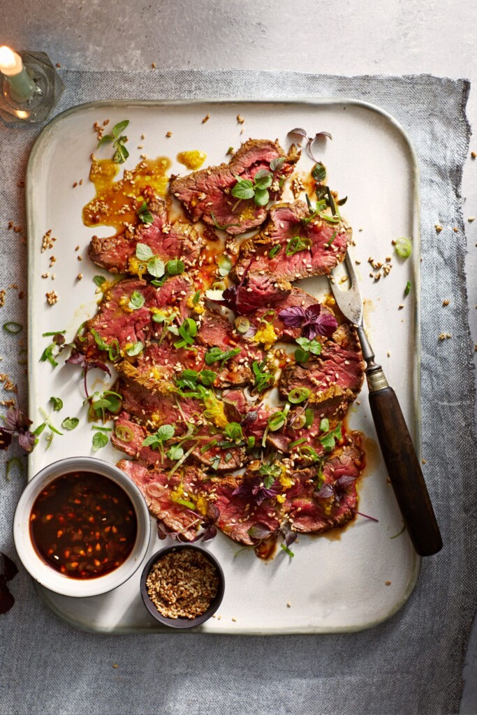 beef tataki met gember-tomaatmarinade, sesam en shiso