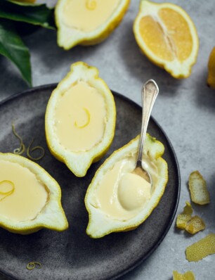 lemon posset: hét toetje geserveerd in een citroen