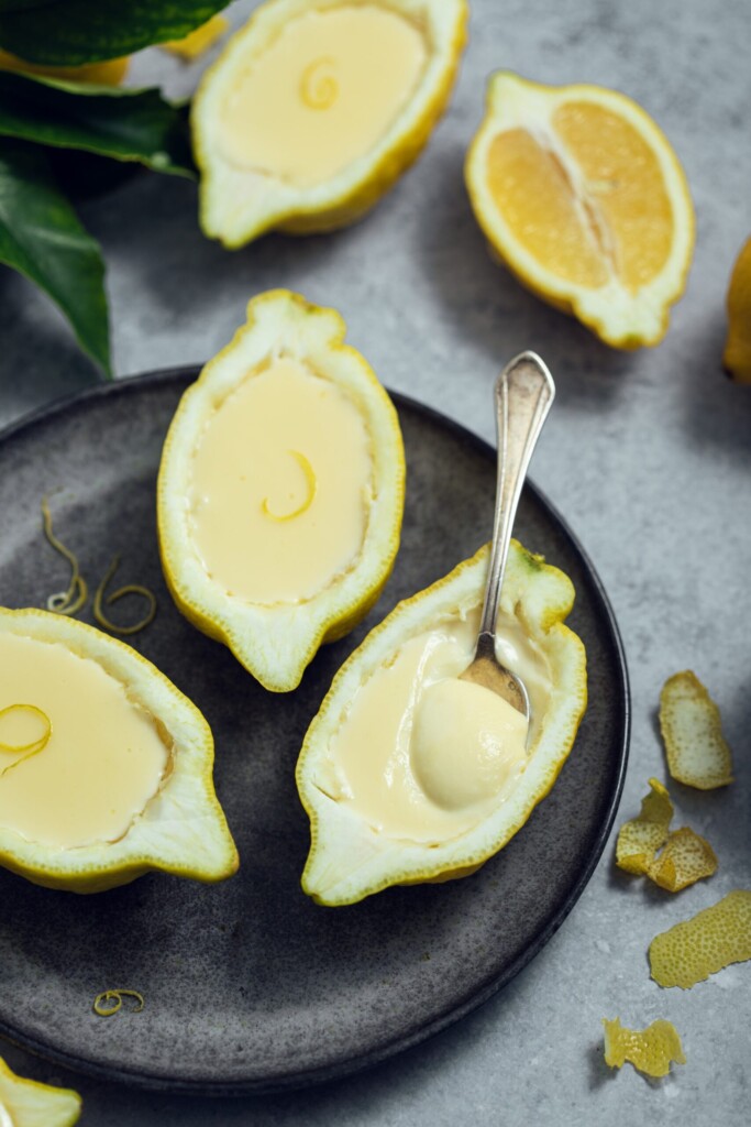 lemon posset: hét toetje geserveerd in een citroen