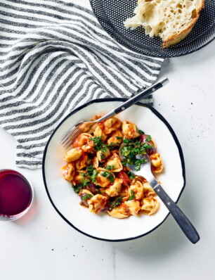 pasta puttanesca: tortellini met puttanescasaus en gremolata