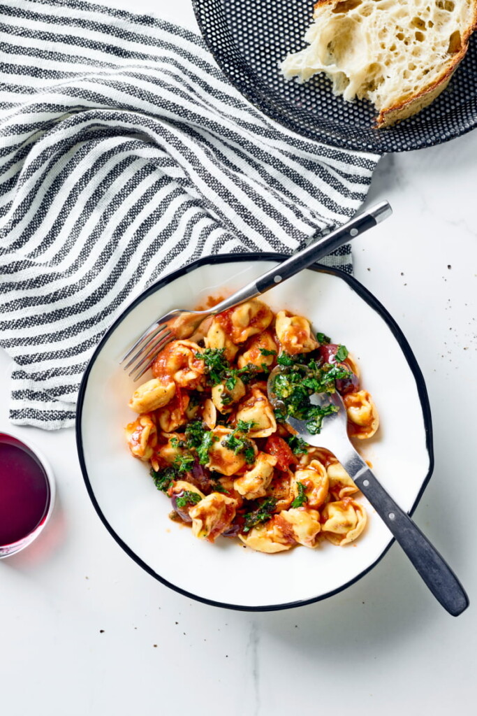 pasta puttanesca: tortellini met puttanescasaus en gremolata