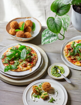 pizzettes van pita met saucijzen & kruidenpesto