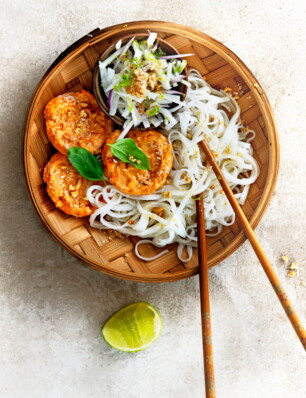 Thaise zalmcakejes met noedels & salade