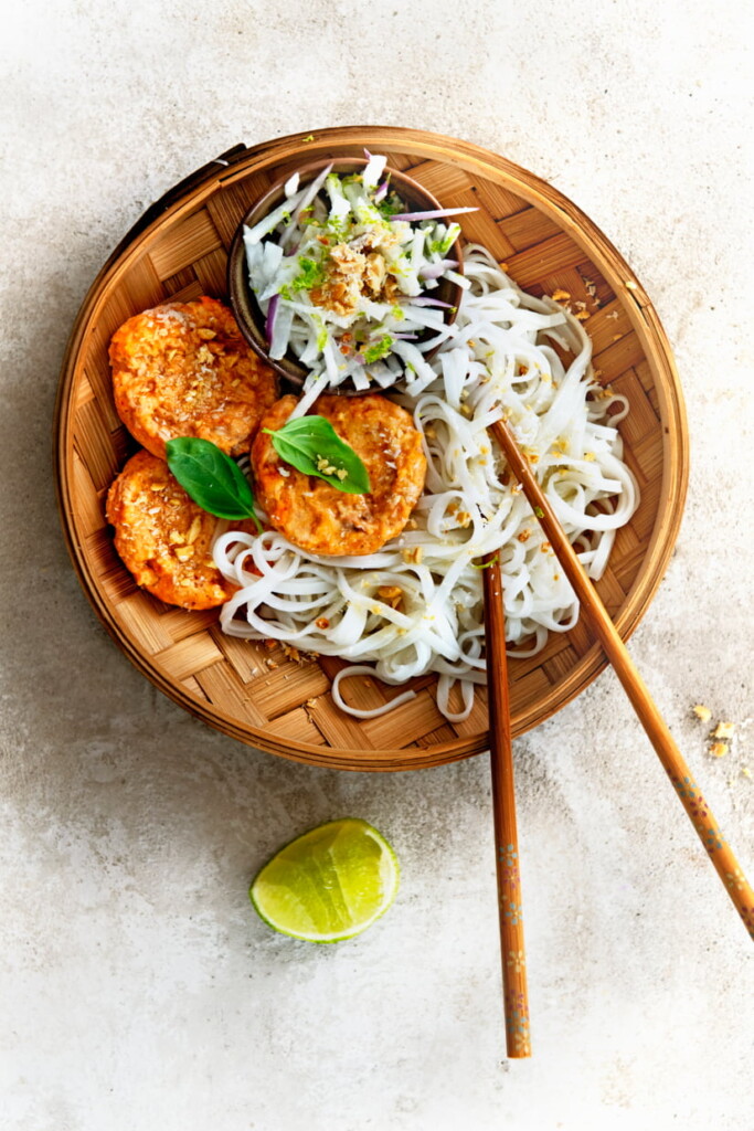 Thaise zalmcakejes met noedels & salade