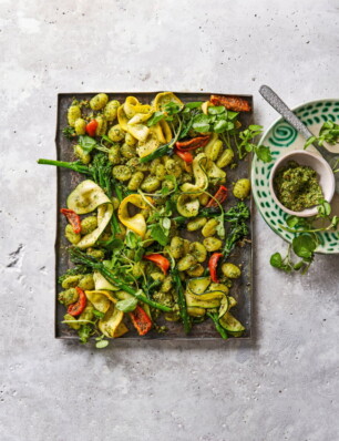 traybake met gnocchi, pesto, bimi en tomaat