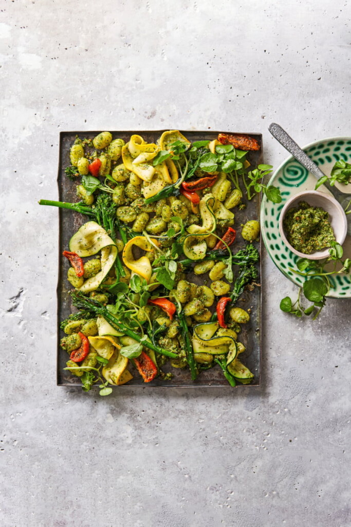 traybake met gnocchi, pesto, bimi en tomaat