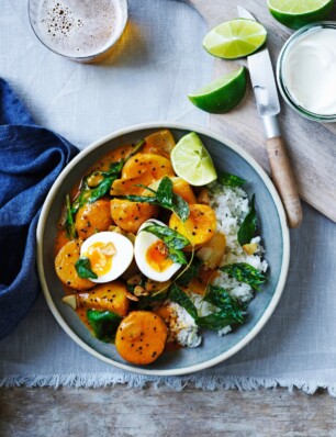 curry met aardappel, spinazie, curryblaadjes en mosterdzaad