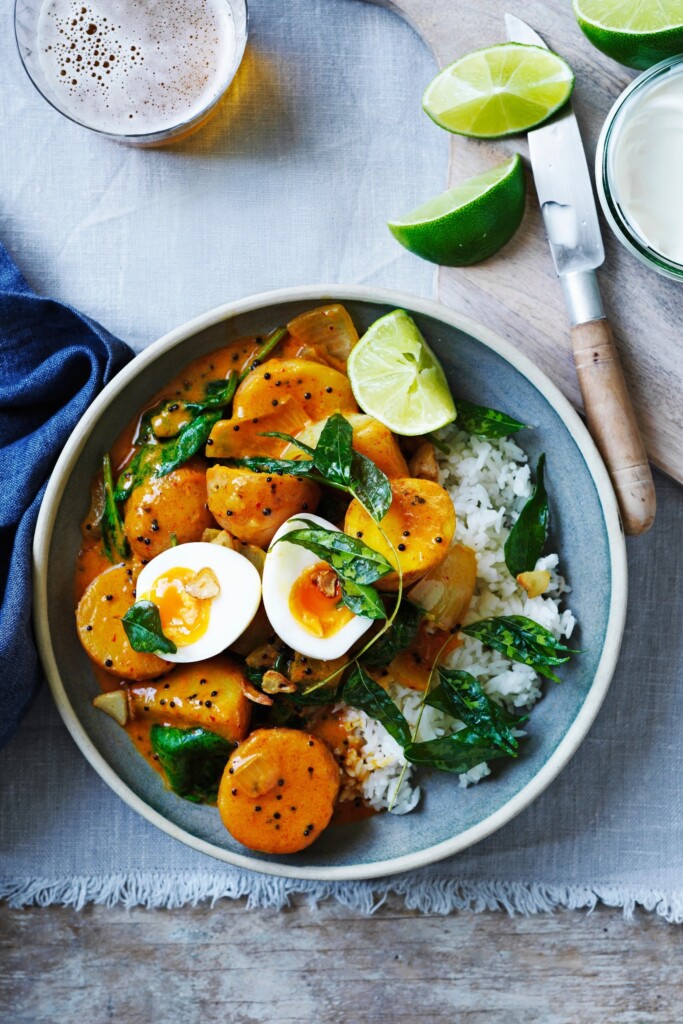 curry met aardappel, spinazie, curryblaadjes en mosterdzaad