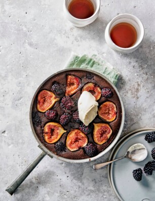 chocolade-clafoutis met vijgen en bramen