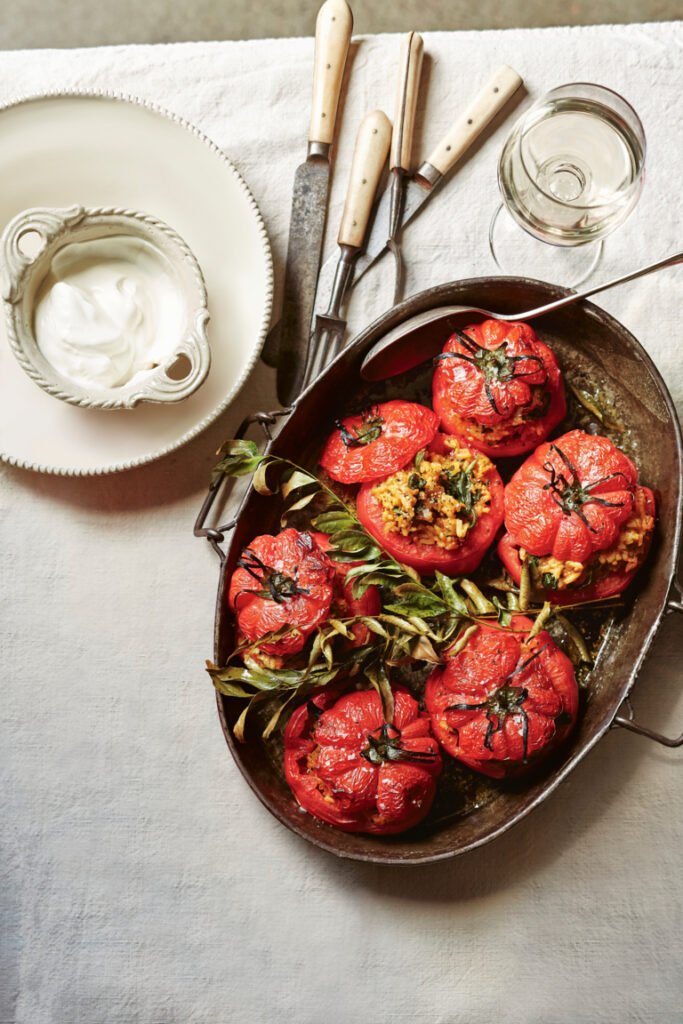 gevulde tomaten met kruidige rijstvulling